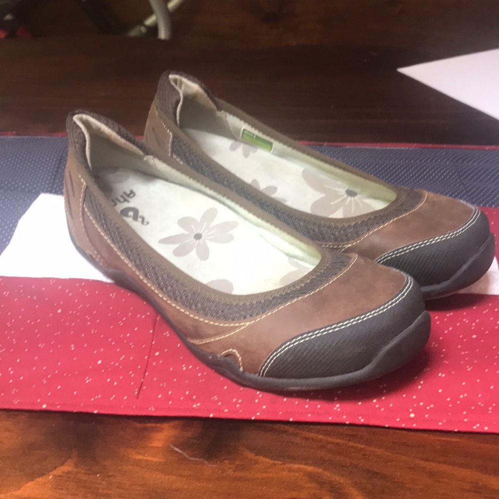 Super cute and comfy Ahnu flats